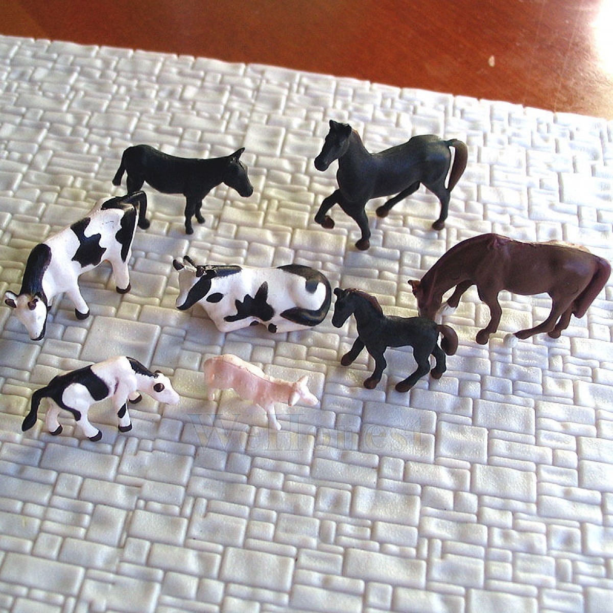 80 pcs  HO  painted  Farm  Animals  ( 8 different poses )  #B  (WeHonest)
